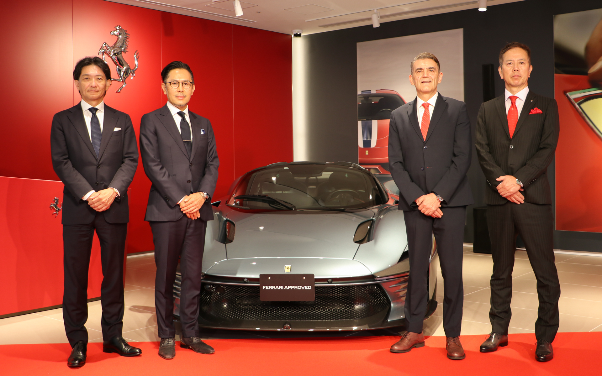 1億円超えのフェラーリ認定中古車も並ぶ「コーンズ大阪プレオウンド