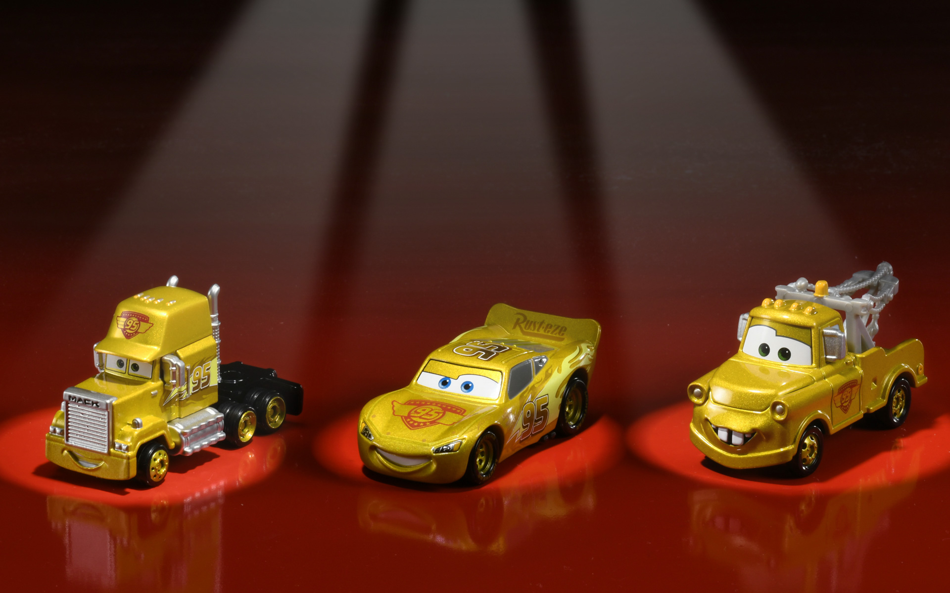 ゴールドカラーの「ライトニング・マックィーン」「メーター」「マック