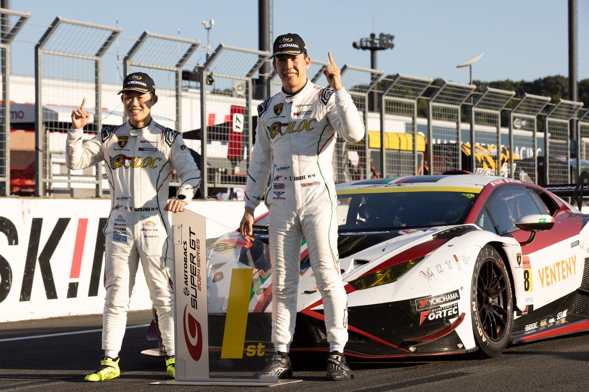 今季3勝目でGT300王座争い踏みとどまった！ 88号車JLOCの小暮＆元嶋