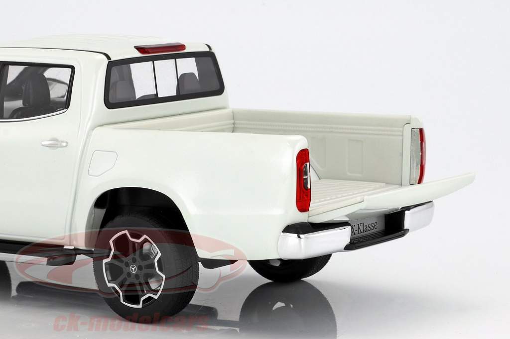 Mercedes-Benz and Norev with the X-class in 1:18