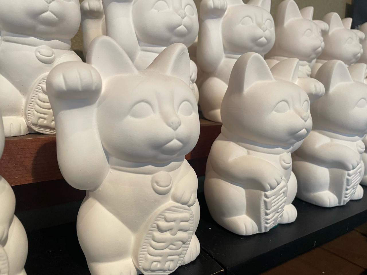 福を招く』と言われている縁起がよい【招き猫の絵付け】/おかげ横丁