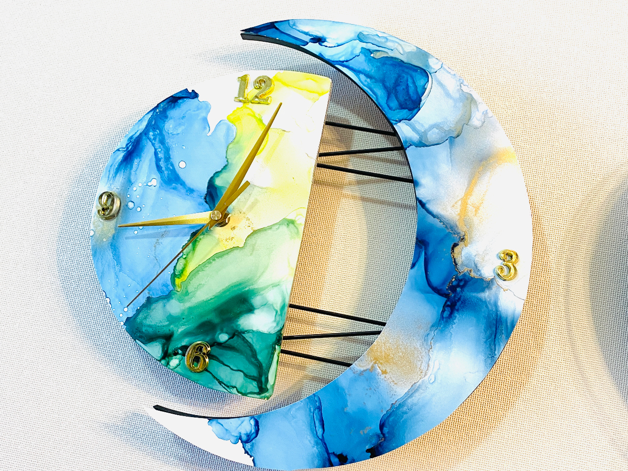 アルコールインクアートかけ時計作り体験】インクを垂らして作る