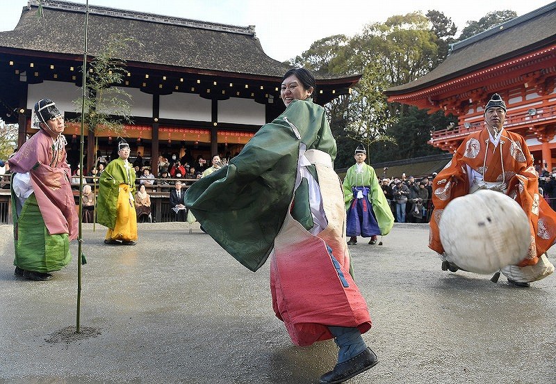 京都下鴨神社：「蹴鞠初め」色鮮やかな装束で足さばき披露 [写真特集6