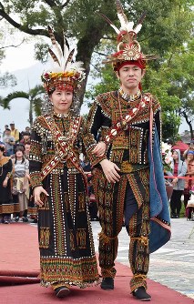 台湾：先住民伝統の結婚式 日本人カップルも参加 [写真特集5/5] | 毎日新聞