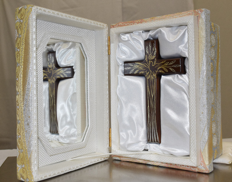 陸前高田・奇跡の一本松製の十字架 ローマ教皇が祈り捧げ、地元に