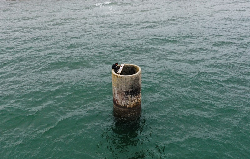 もう時間ない」海底に沈んだ183人、国調査進まず市民団体が潜水 | 毎日新聞