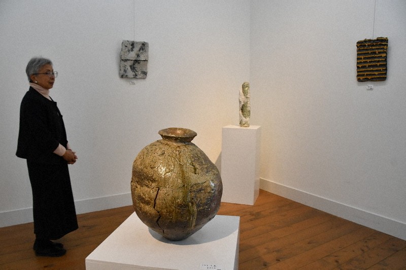 同じ道、異なる伊賀焼 陶芸家・谷本さん父子展 きょうまで ／三重