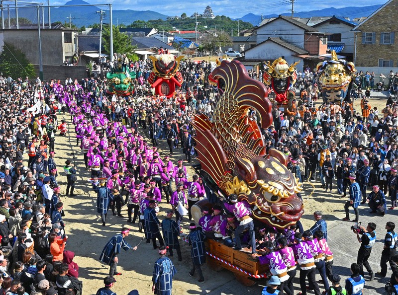 エンヤ」「ヨイサ」唐津くんち、曳山巡行で最高潮 観衆から大歓声