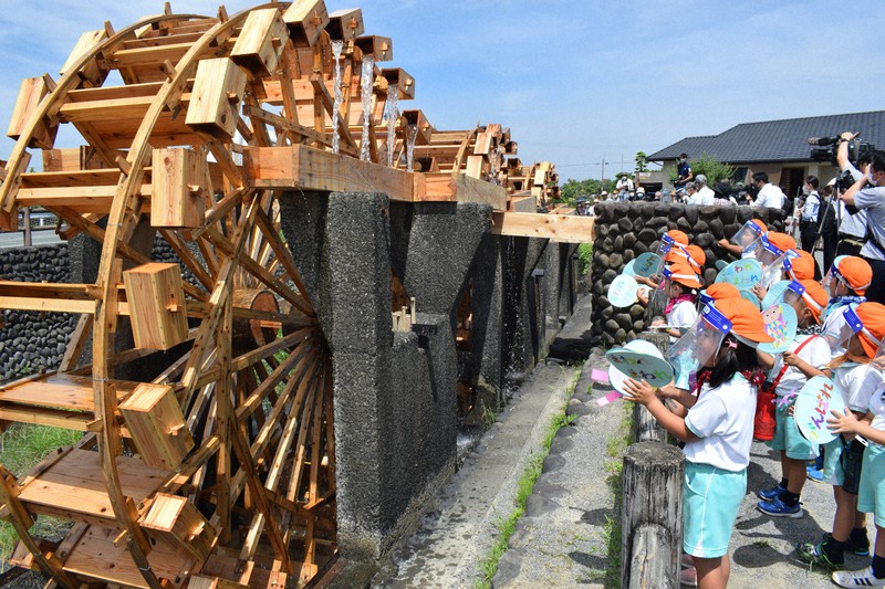 朝倉の「三連水車」始動 柄杓から水、園児ら「がんばれ」 福岡 | 毎日新聞