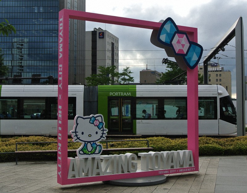 富山ご当地キティ誕生 立山連峰やガラス造形イメージ、水色基調の