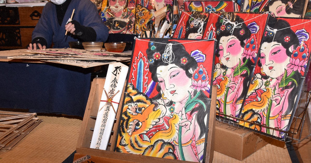 寅」にちなんだ津軽凧 守り本尊と虎が戯れる ねぷた村で制作進む