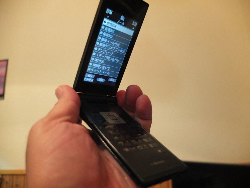 ガラケーは永遠に不滅？ 「スマホ全盛」でも販売急増の理由は… | 毎日新聞