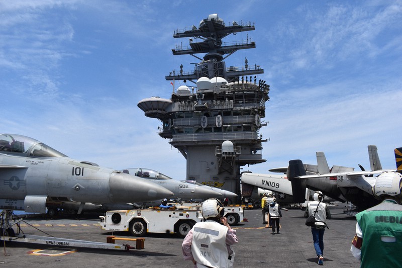 米原子力空母ニミッツ、艦載機訓練など公開 19日に佐世保寄港 | 毎日新聞