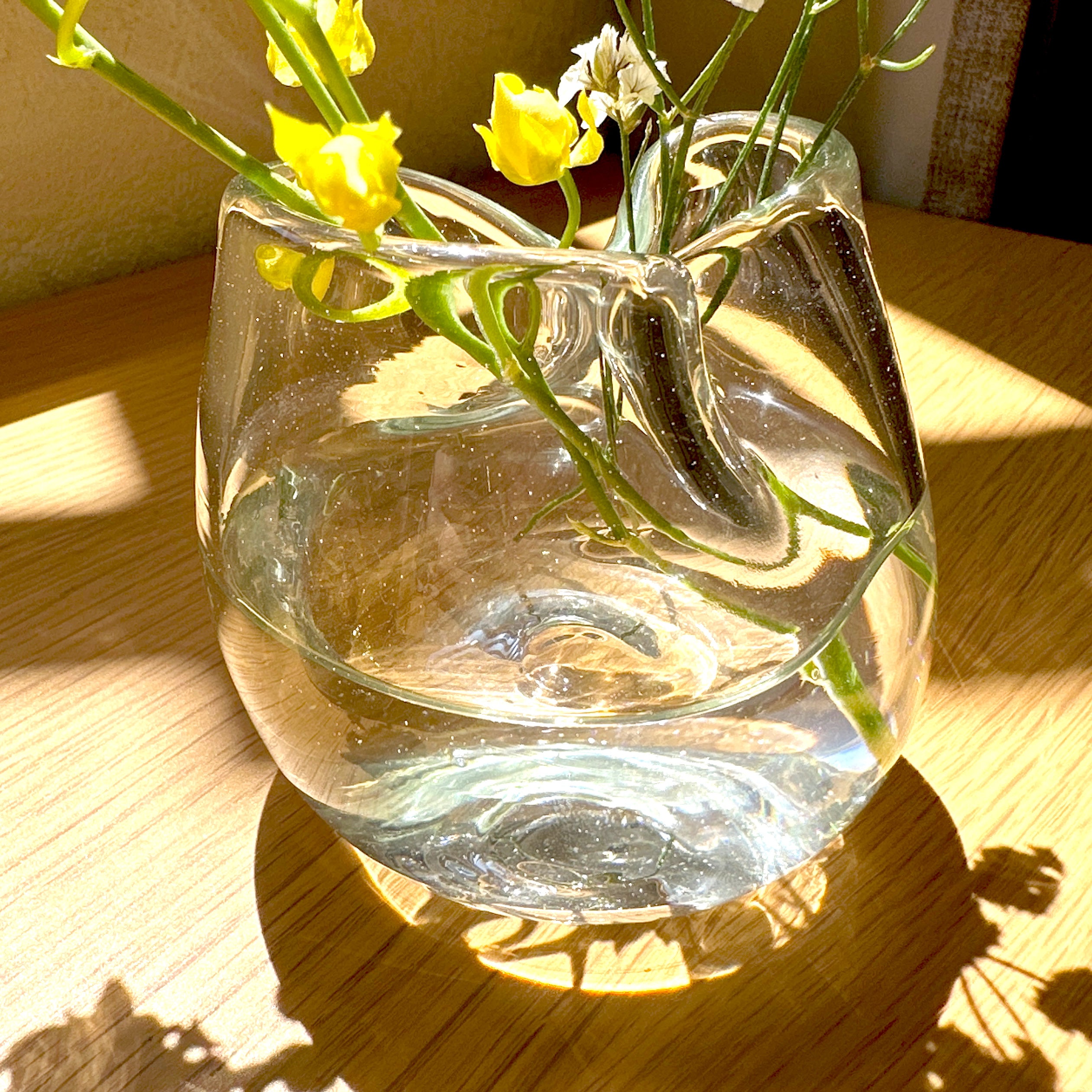 個性的なフォルムが光る】【ガラス花器】ニジノハ 平岩 愛子 二輪挿し