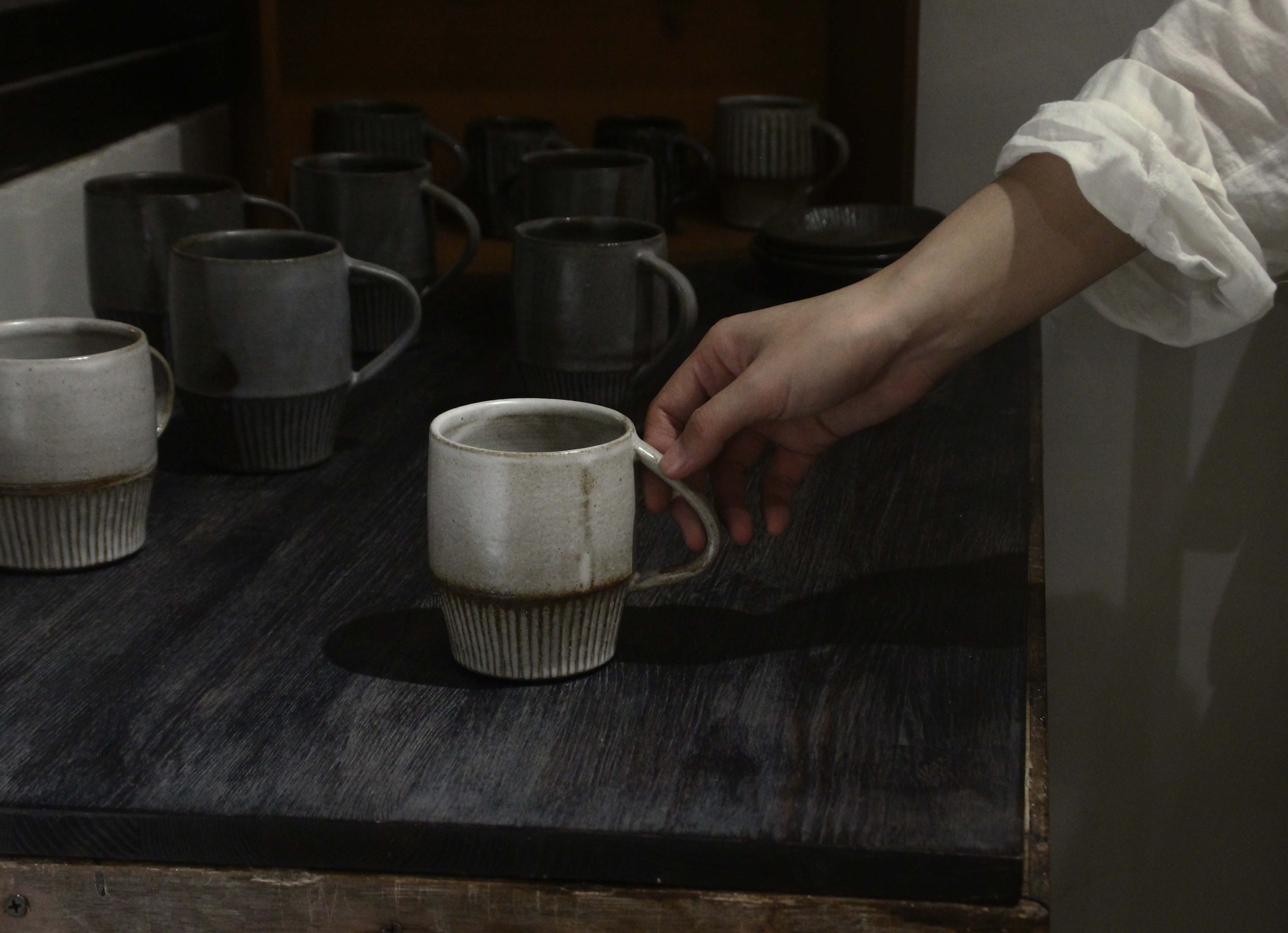 煙白手刻紋馬克杯– DUAHO POTTERY