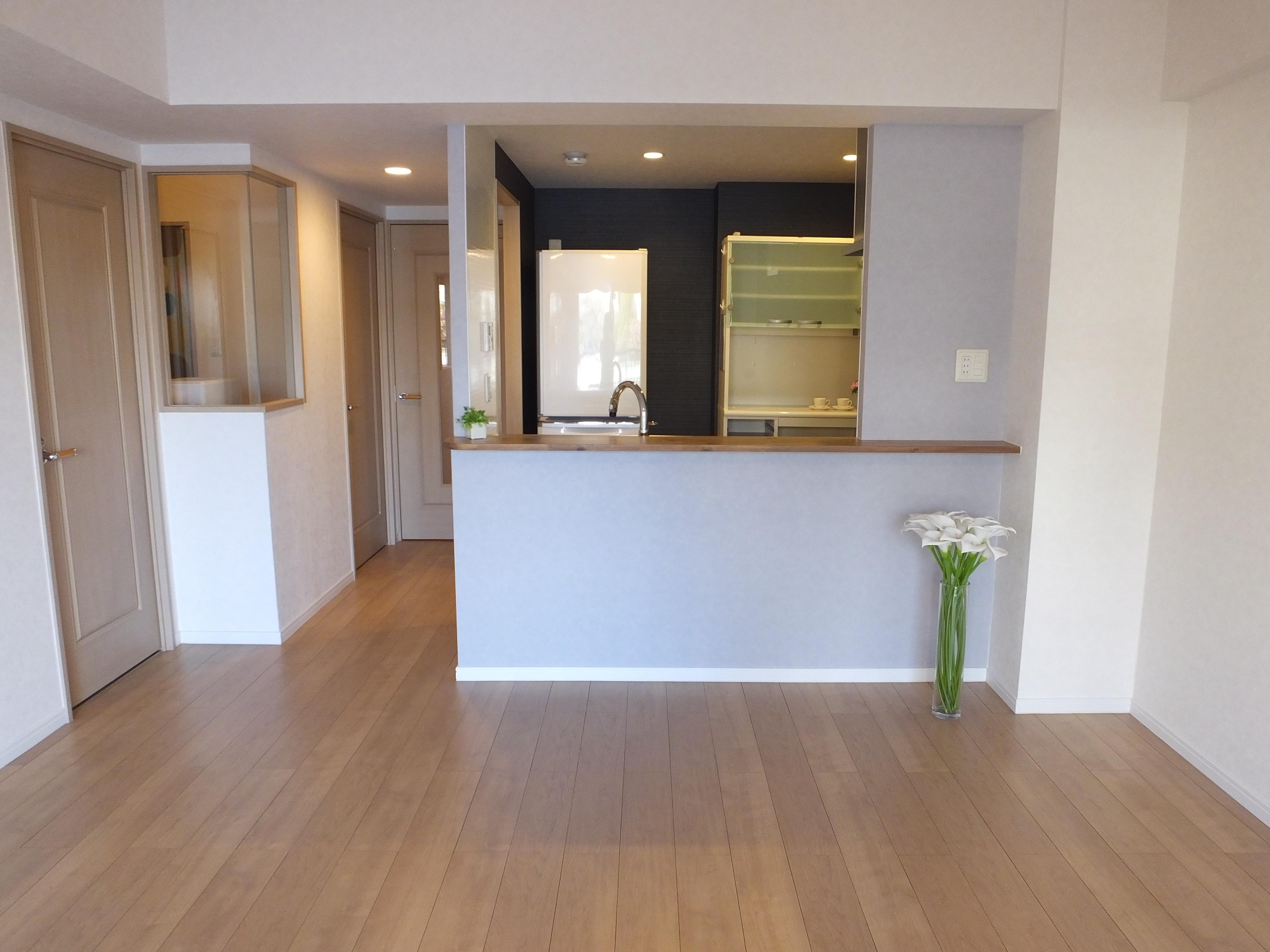 キッチンからすべて見渡せるリビングダイニング(対面キッチンを