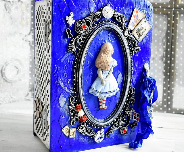 ロシア 不思議の国のアリスが描かれた青い箱 StudioInteriorS - Pinkoi