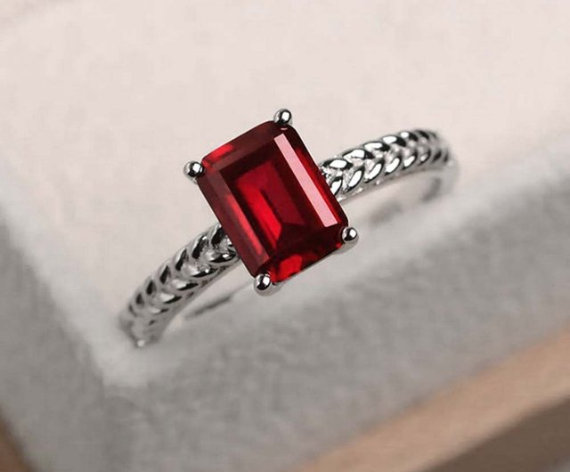 タイ スクエアカット ルビーシルバーリング 9x7mm 結婚指輪または誕生