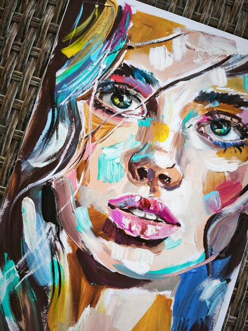 キャンバスに描かれたカラフルなミニチュア絵画 ミニ油絵 顔のアート