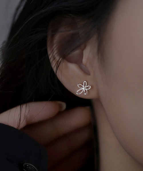 MASHIRO】フラワードローイングモチーフワンポイントペアピアス(MA