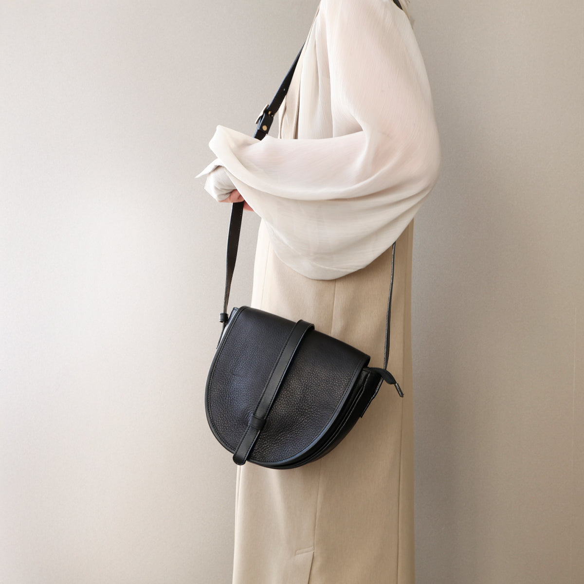 半月型 ショルダーバッグ レディース 軽量 ファスナー付き 小さめ 軽い