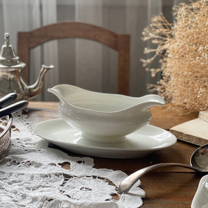 滑らかな質感が美しい白のソーシエール（横幅24cm） フランス