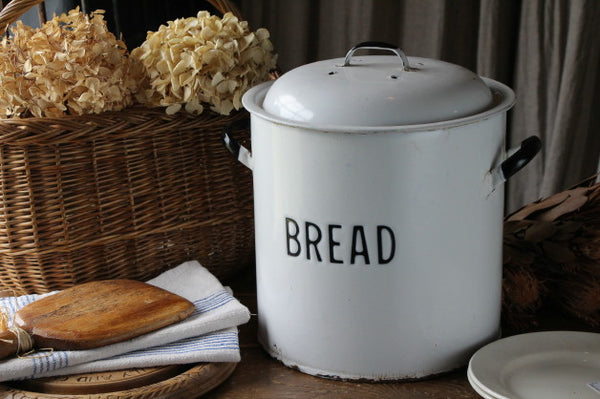 シンプルなデザインの大きなホーローブレッド缶 イギリスアンティーク