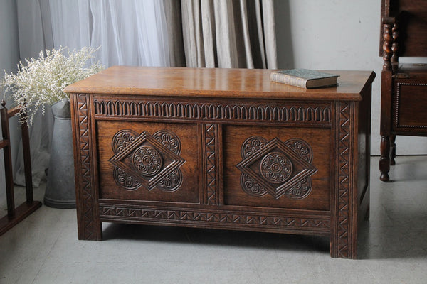 1930年代彫り模様が美しいコファー（木箱）横幅104.5cm イギリス