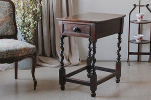 1870年代ヴィクトリアン オーク材ツイストレッグテーブル（高さ44cm
