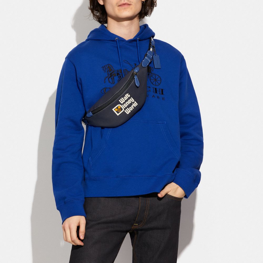 公式】COACH – コーチ | 【DISNEY x COACH】チャーター ベルト バッグ