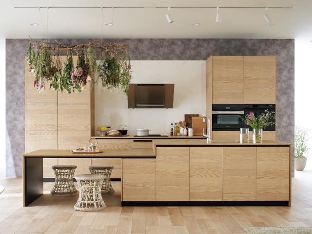ウッディな床と木目のアイランドキッチン | いつかキッチンを選ぶ日に