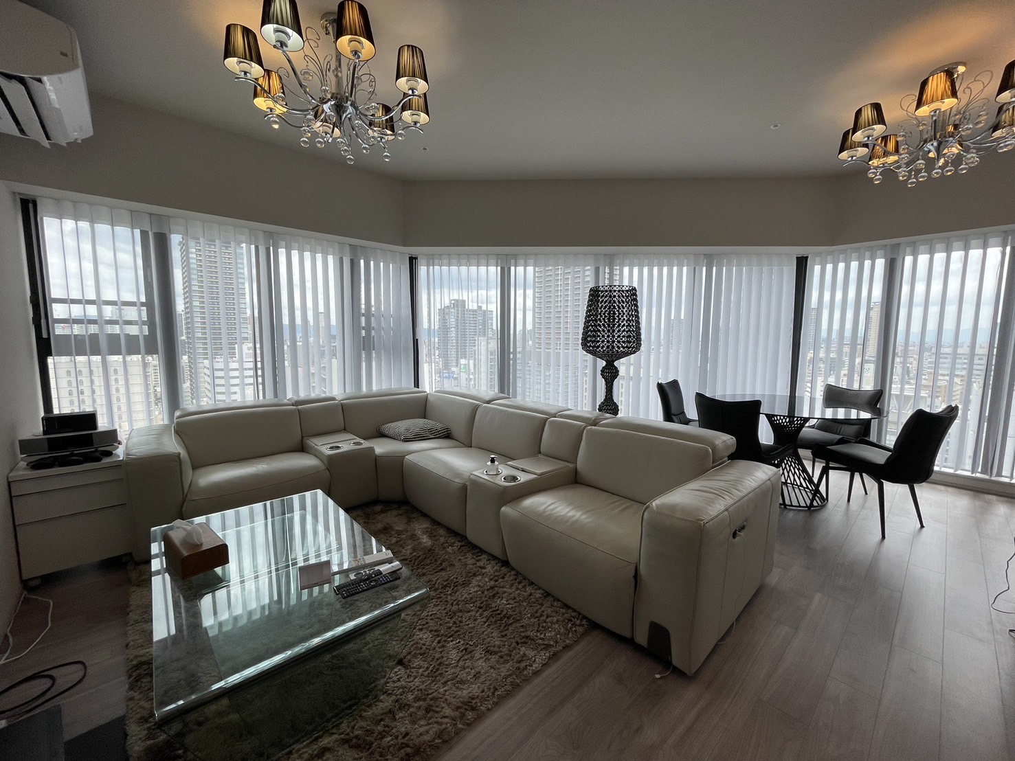 タワーマンションにタテ型調光ブラインド取付 - カーテン夢工房|大阪の