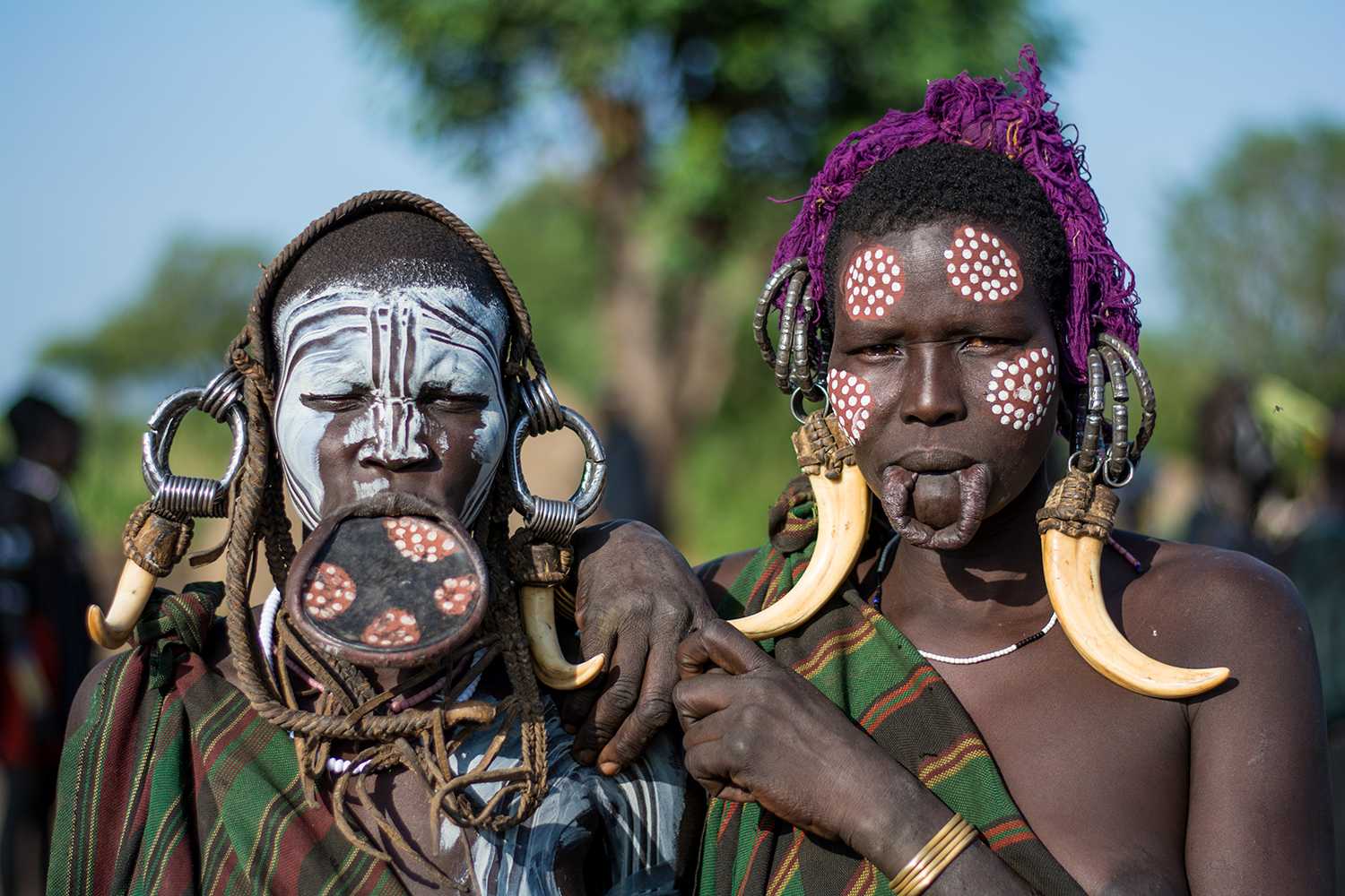 唇に大きな皿をはめたムルシ族！【少数民族巡りハイライト】