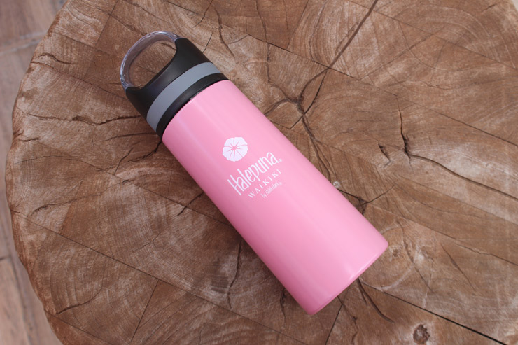 ハレプナ ワイキキ バイ ハレクラニ」のロゴ入りボトル販売中 | アロハ