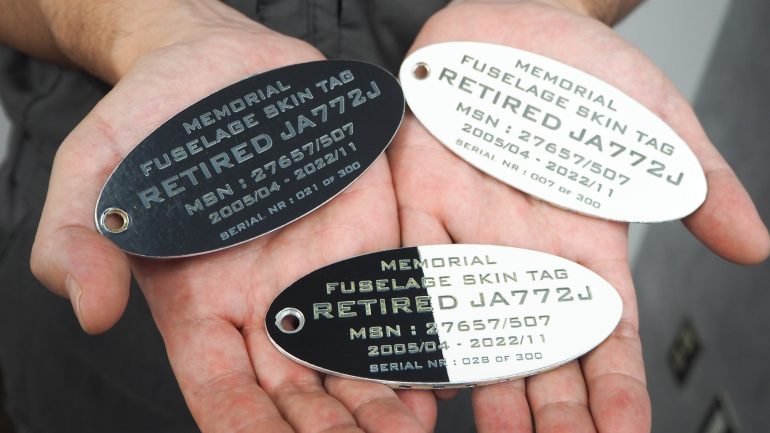 退役機材の外板を再利用、現役整備士による手作りタグキーホルダー