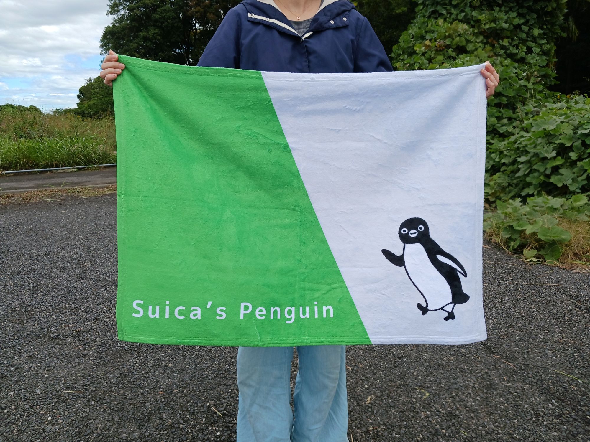 ファン垂涎！Suicaのペンギンが大胆にデザインされた「ひざかけ