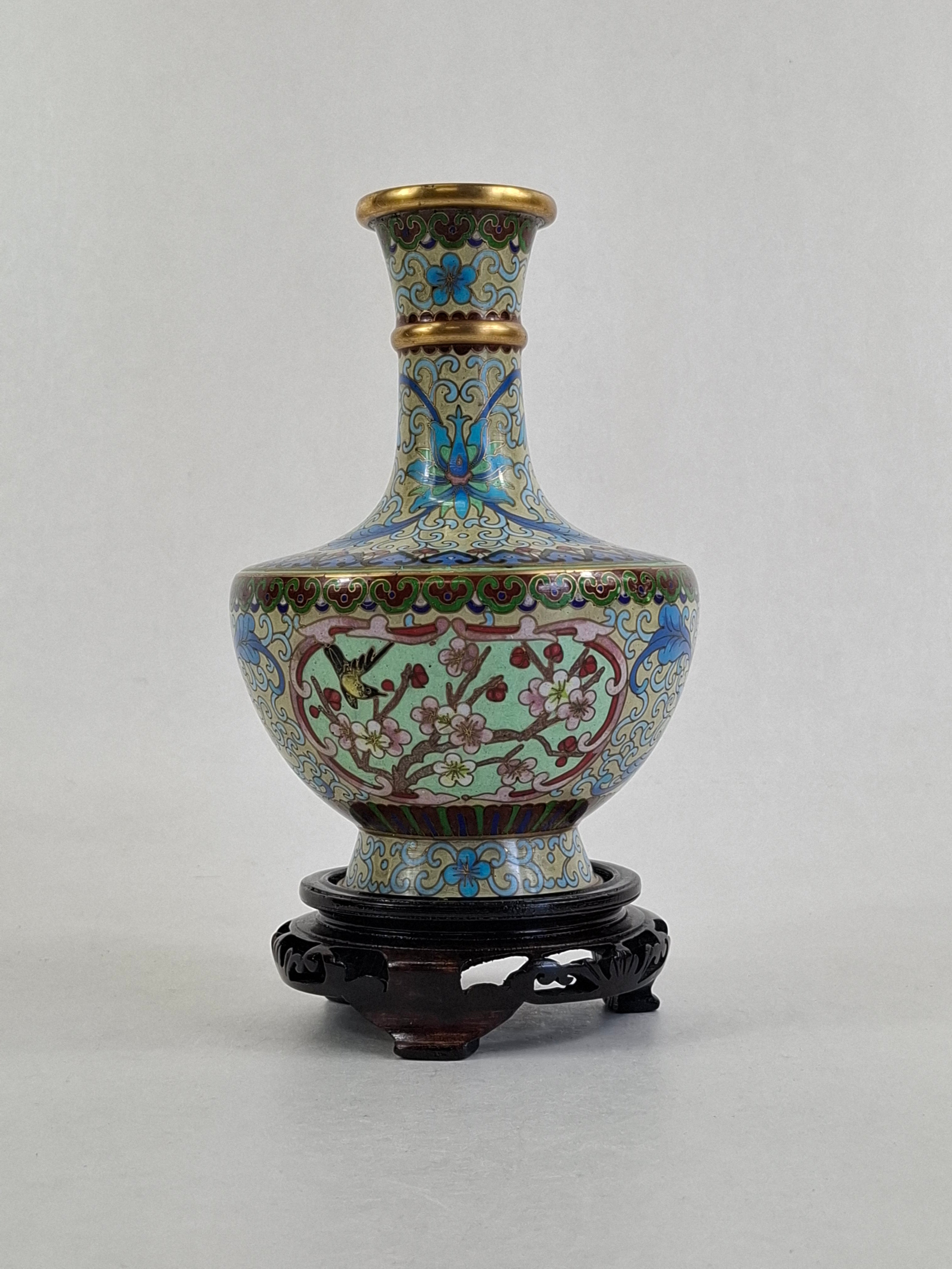 装饰有鲜花的中国景泰蓝花瓶// 20 世纪– Diddenantiques