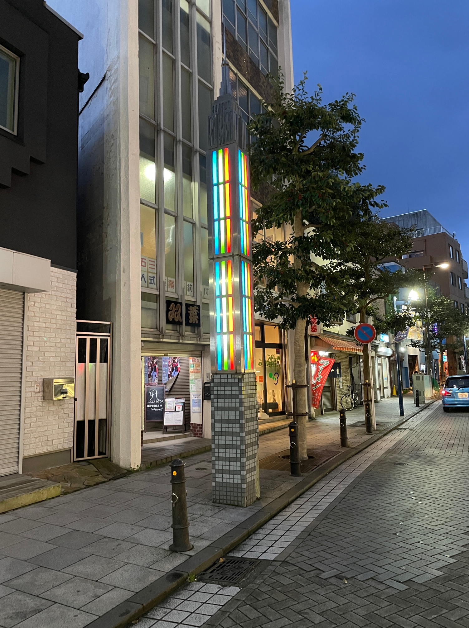 NYのタワー模したモニュメント | どぶ板通り商店街 ‐横須賀で
