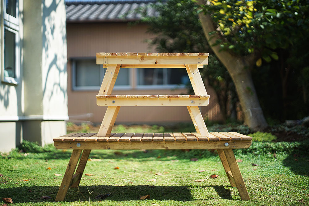 サイズ・高さもジャストフィット、合板で組み立て式のキャンプテーブル