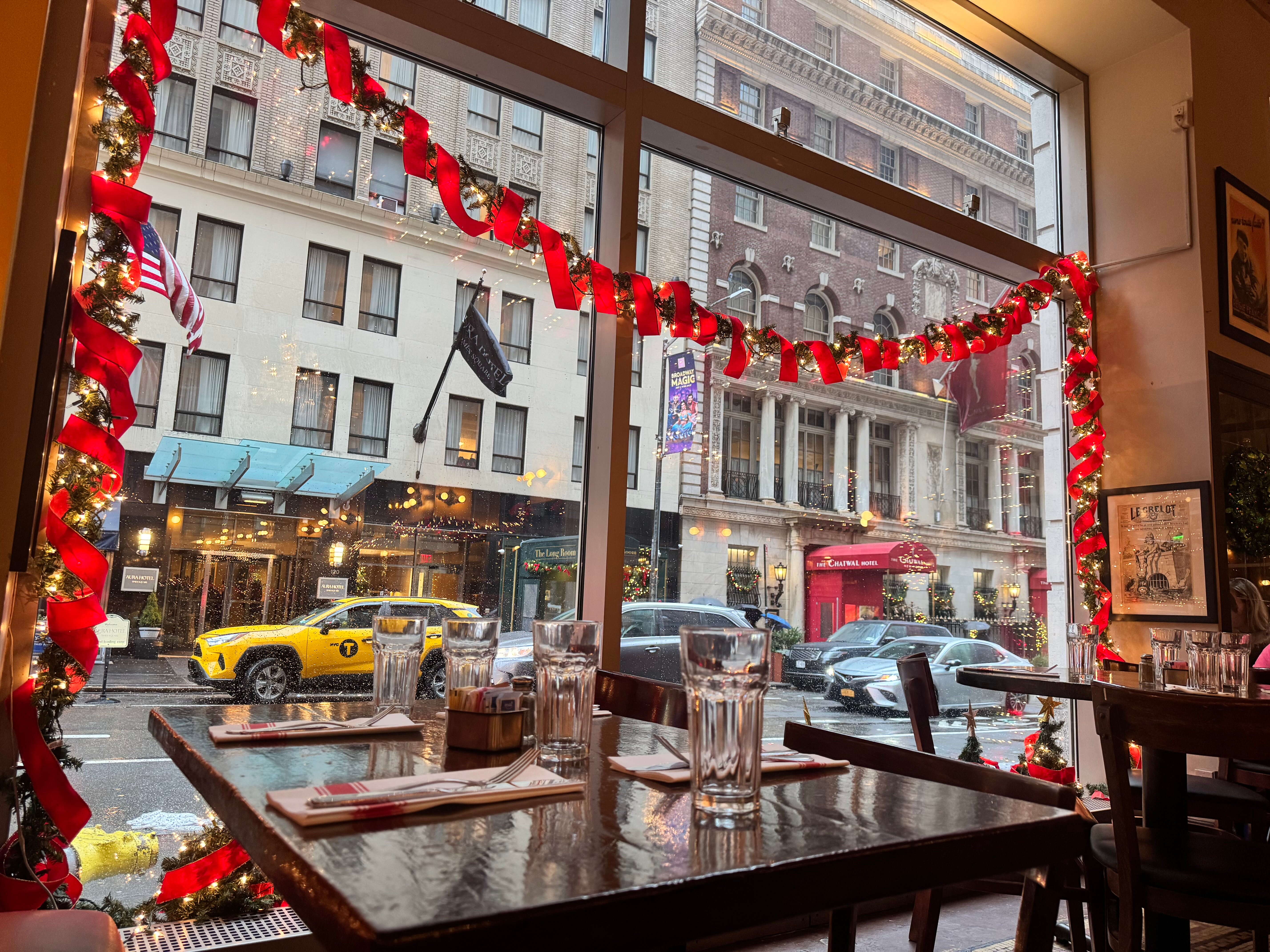 CAFE UN DEUX TROIS, New York City - Midtown - Restaurant Reviews