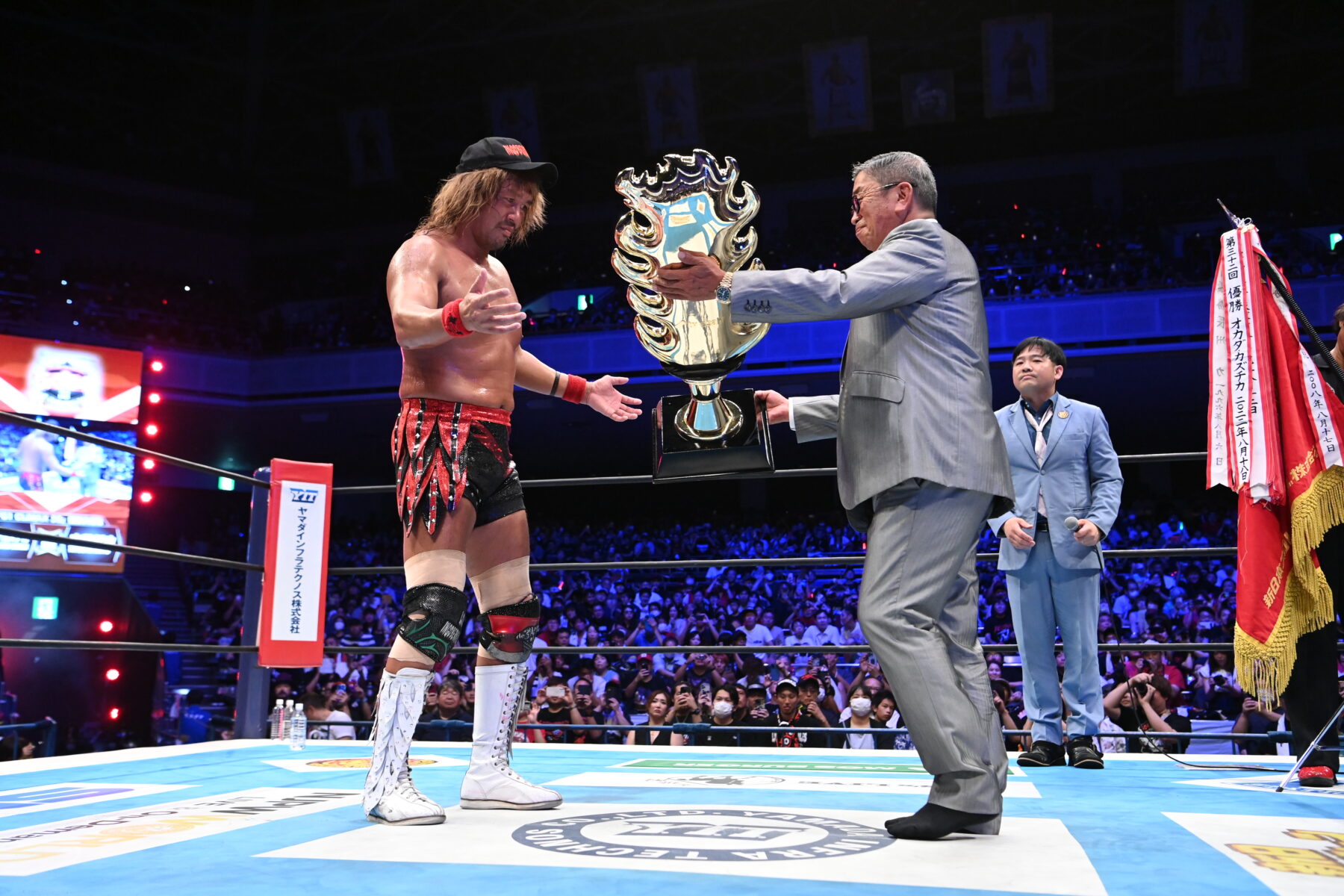 G1クライマックス優勝者に山田社長がトロフィーを授与しました