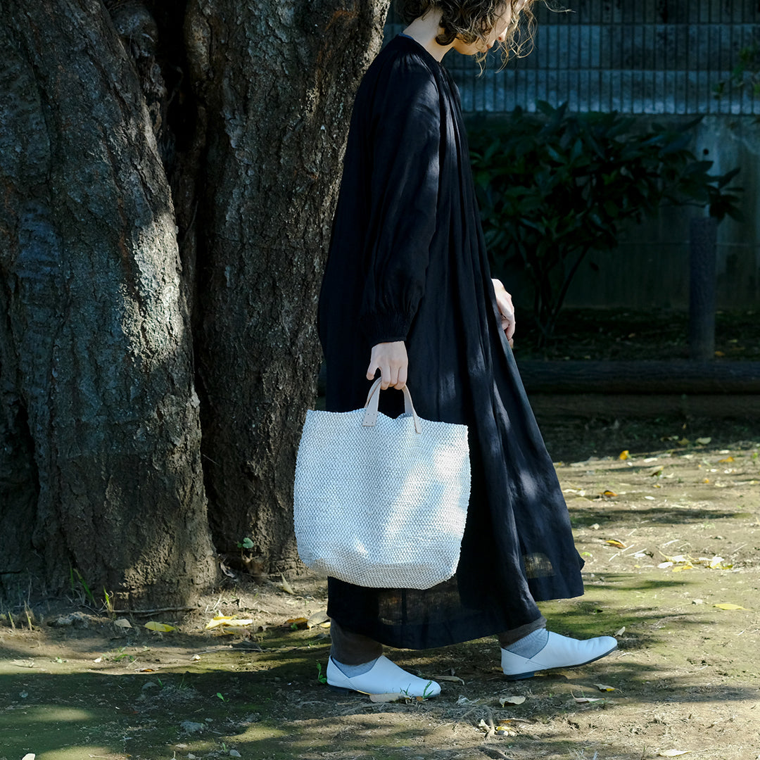 白と黒で織りなす、裂き織りバッグ – Envelope - エンベロープ
