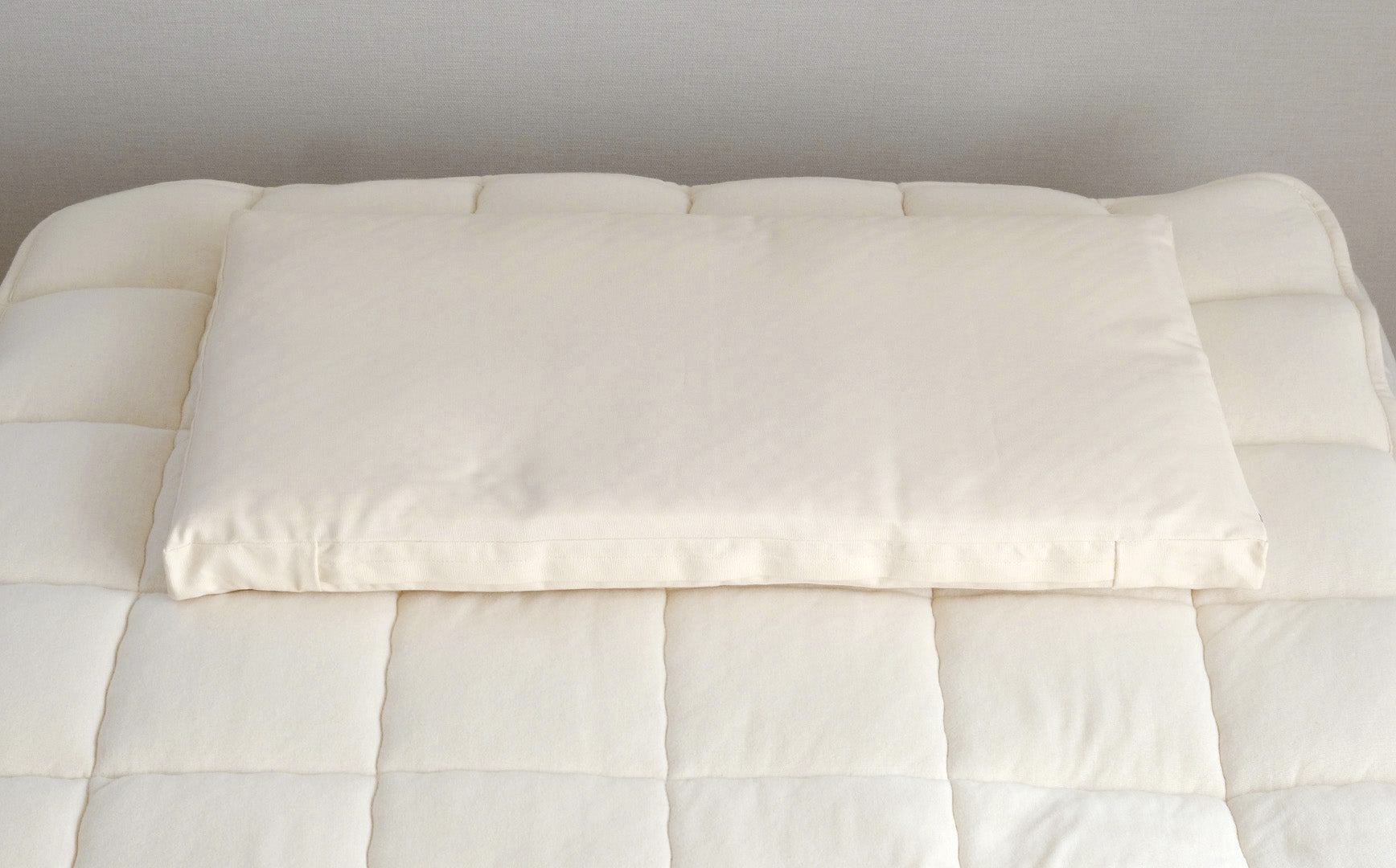 自然で育まれた羊毛の調湿力でさらっと快適。洗えるウールユニット