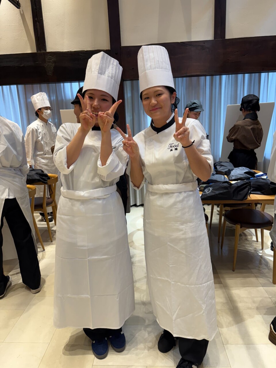 え、変わったの！？新コックコートをチェック！👀✨ | 国際調理製菓