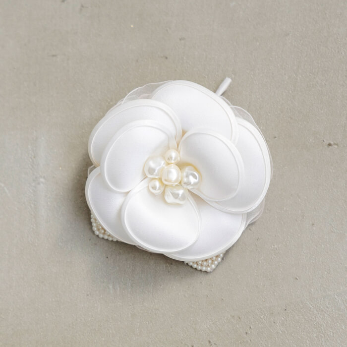 清楚な雰囲気、カメリアコサージュ ・オフホワイト｜東京ソワール