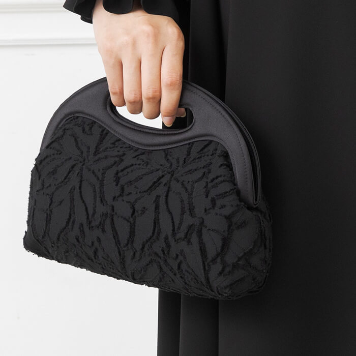 フラワーデザインのポシェットバッグ ・ブラック｜東京ソワール