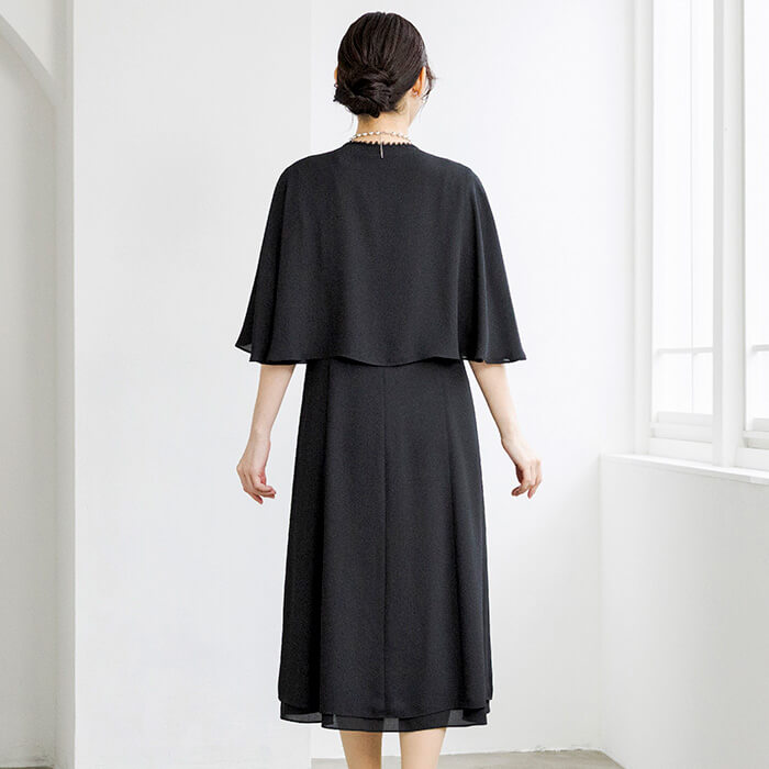 フレア袖のケープ付きワンピース 11号・ブラック｜東京ソワール