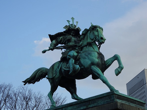 歴史のある像は一見の価値あり「楠木正成像」 : 皇居外苑 | 一般財団