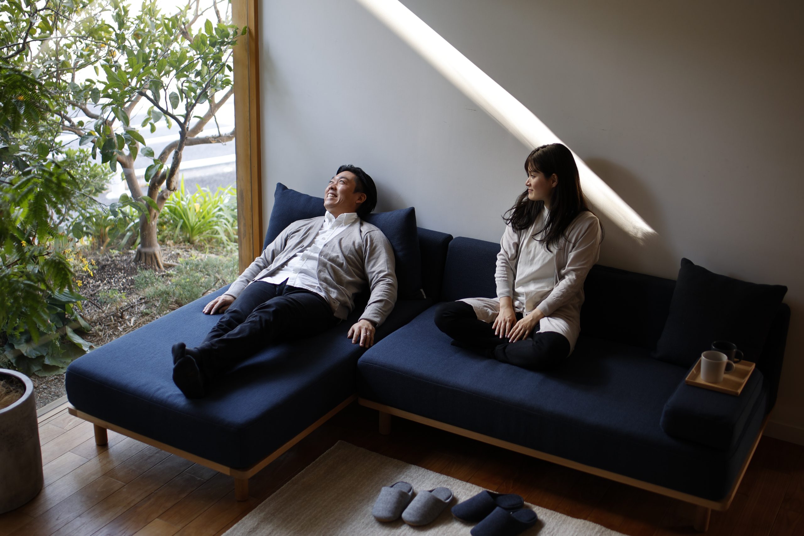 クッションでくつろぐソファ 組み合わせ例 - オーナーとペットの境界の