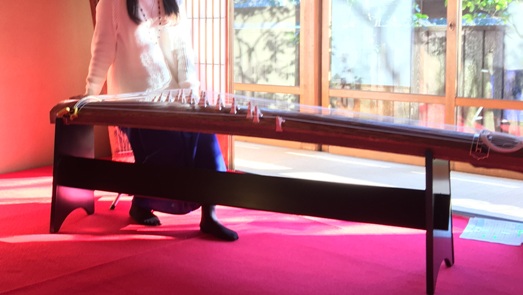 お箏の演奏スタイルいろいろ。立奏台について、その1。 | 箏・十七絃